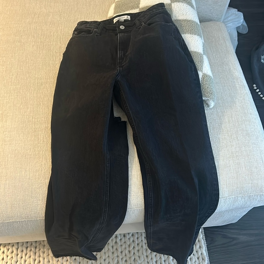 Abercrombie distressed 90’s relaxed high rise Jean - black
